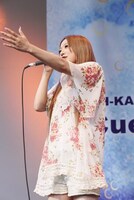 ファン人気の高いラブソング「Dear...」を熱唱する西野カナ。