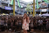 3000人のファンと一緒に記念撮影。