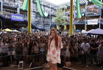 3000人のファンと一緒に記念撮影。