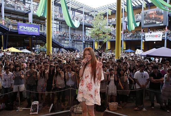 3000人のファンと一緒に記念撮影。