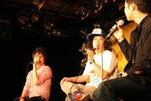 トークイベントにはRAM RIDER（写真左）が参加。小気味良いトークで会場を爆笑の渦に叩き込んだ。