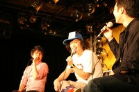 「カッコよくリミックスしようにも歌詞が『首をひと噛みー』ですからね」と苦笑するRAM RIDER（写真左）。