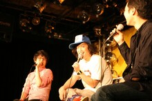 「カッコよくリミックスしようにも歌詞が『首をひと噛みー』ですからね」と苦笑するRAM RIDER（写真左）。