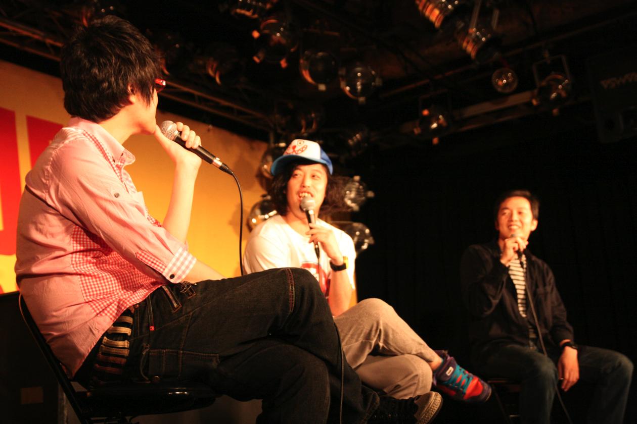 イベントの司会進行はナタリー編集長・大山卓也（写真右）が務めた。