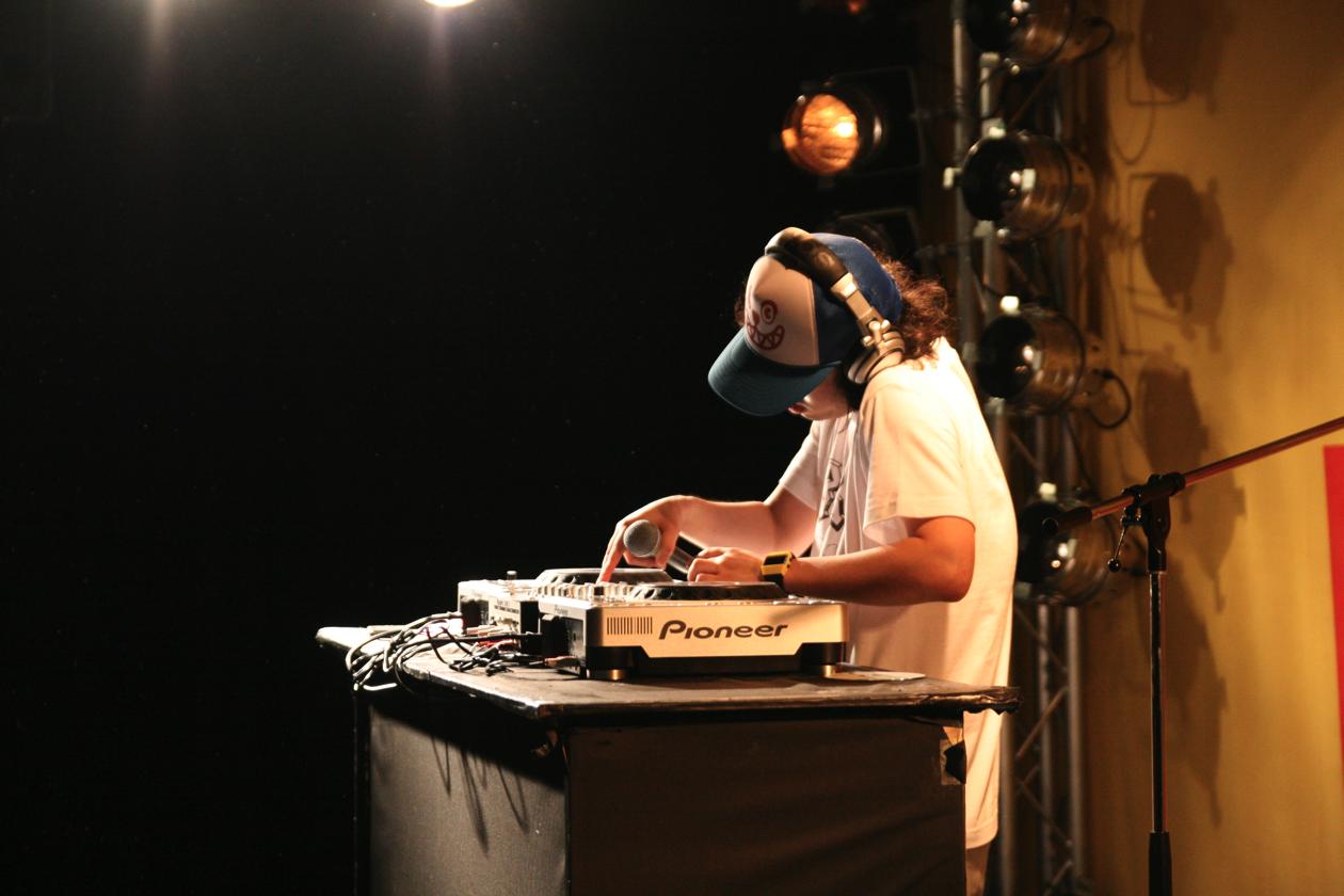 DJやついいちろう