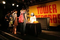 DJタイム終了後はサイン会も実施。多数のファンが列を作り、サイン会は約1時間に及んだ。