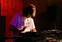 DJやついいちろう。写真は新宿LOFTで行われたリリースパーティの模様。