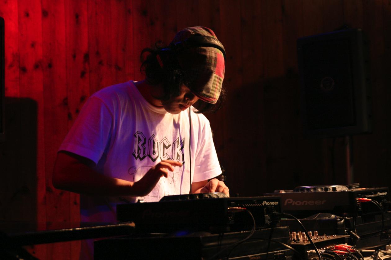 DJやついいちろう。写真は新宿LOFTで行われたリリースパーティの模様。