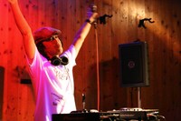 DJやついいちろう。写真は新宿LOFTで行われたリリースパーティの模様。