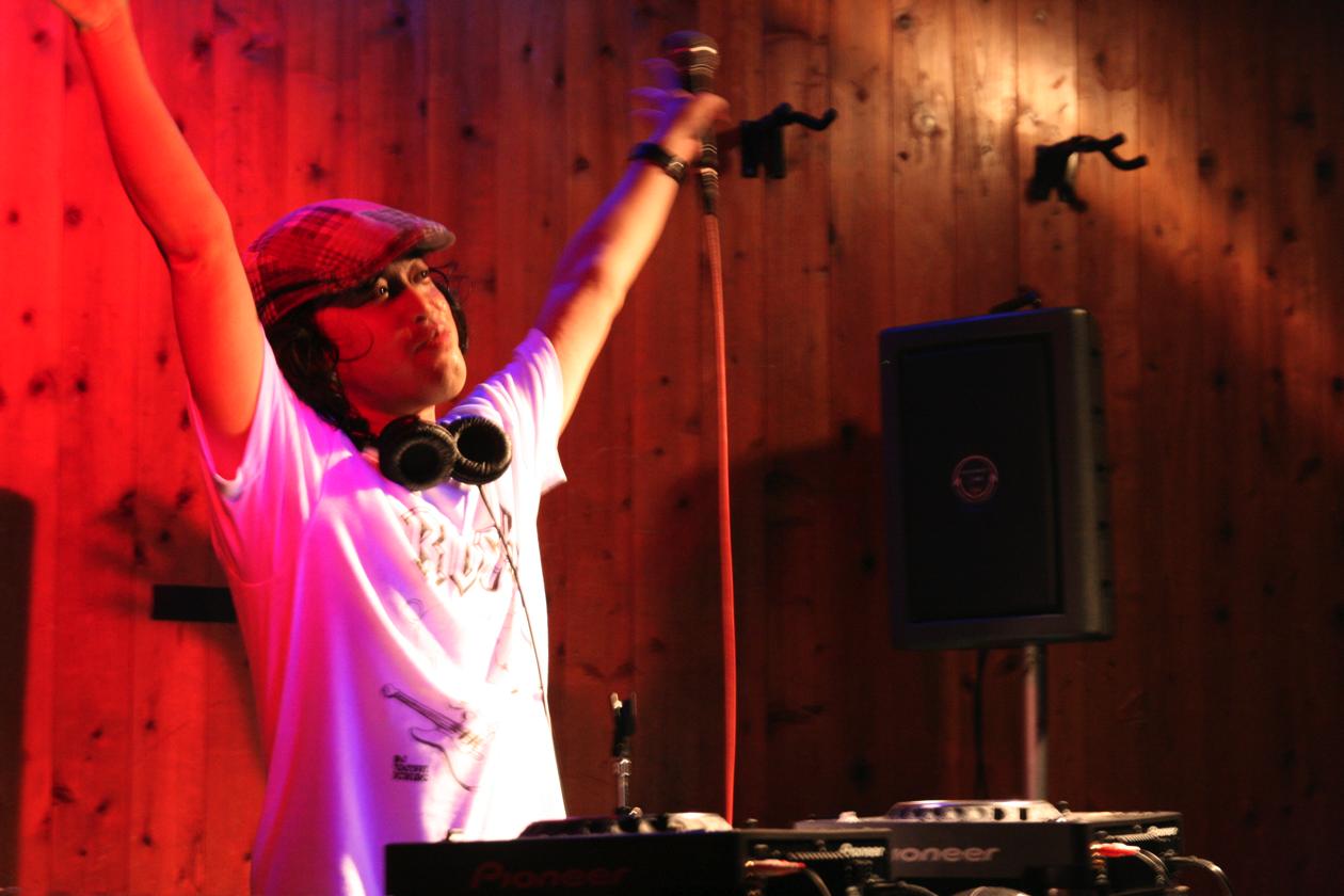 DJやついいちろう。写真は新宿LOFTで行われたリリースパーティの模様。