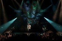 終演後にはかみじょうがボーカルマイクに向かって「ありがとうございました」と挨拶する、珍しいシーンも。（Photo by 森リョータ）