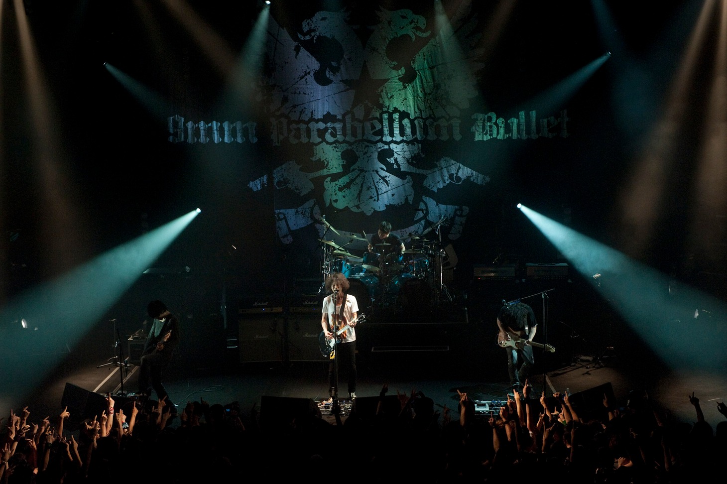 終演後にはかみじょうがボーカルマイクに向かって「ありがとうございました」と挨拶する、珍しいシーンも。（Photo by 森リョータ）