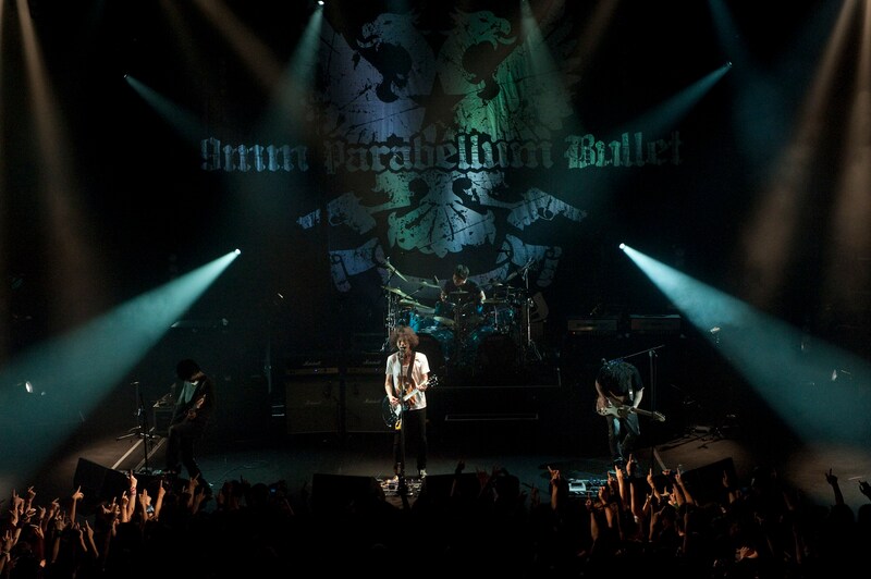 終演後にはかみじょうがボーカルマイクに向かって「ありがとうございました」と挨拶する、珍しいシーンも。（Photo by 森リョータ）