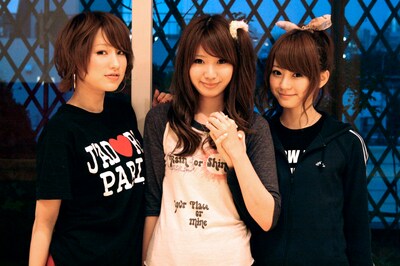 レッスン着に着替えたCOSMETICSの3人。写真左からあやな、ひなこ、なるみ。