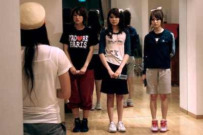 air:manのメンバー（写真手前）から指導を受けるCOSMETICSの3人。