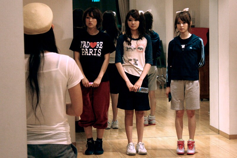 air:manのメンバー（写真手前）から指導を受けるCOSMETICSの3人。