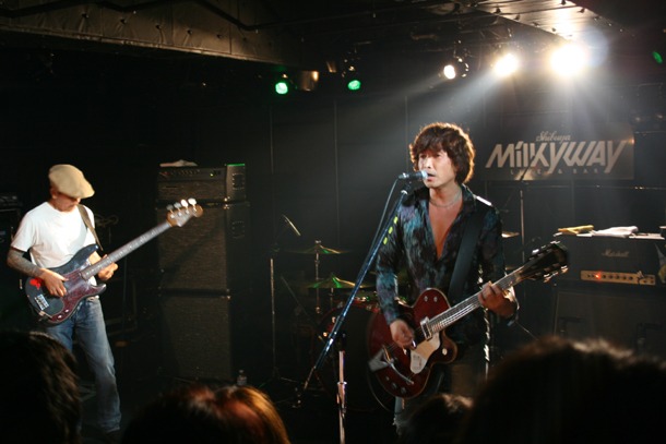 PONTIACSは「GALAXY HEAD MEETING」「SHINJUKU」を収録したCDシングルをライブ会場限定販売。バンドのオフィシャルサイトではこのシングルのCM映像が公開されている。