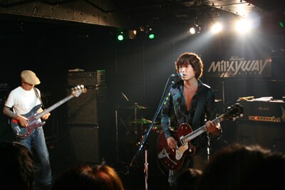 PONTIACSは「GALAXY HEAD MEETING」「SHINJUKU」を収録したCDシングルをライブ会場限定販売。バンドのオフィシャルサイトではこのシングルのCM映像が公開されている。