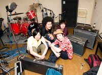 ナタリーPower Pushでは最新アルバム「何度も恋をする」、通称“度も恋”のリリースを記念したスペシャルインタビュー＆レコーディングスタジオ「PEACE MUSIC」潜入レポを公開中。