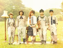 「アンダーグラフ×坂本美雨」名義のアーティスト写真。撮影を終えた坂本美雨は「もともと、他人の音楽に加わって、一緒にひとつの曲を作り上げる事が好き。それにアンダーグラフのレコーディングはとても楽しいので、また是非一緒にやりたい」とコメントを残した。