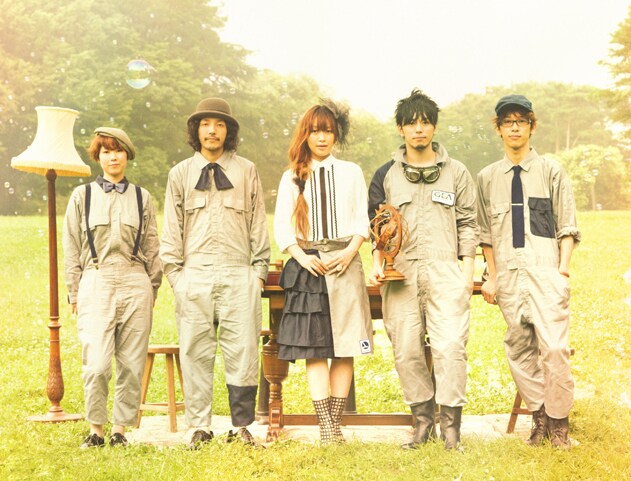 「アンダーグラフ×坂本美雨」名義のアーティスト写真。撮影を終えた坂本美雨は「もともと、他人の音楽に加わって、一緒にひとつの曲を作り上げる事が好き。それにアンダーグラフのレコーディングはとても楽しいので、また是非一緒にやりたい」とコメントを残した。