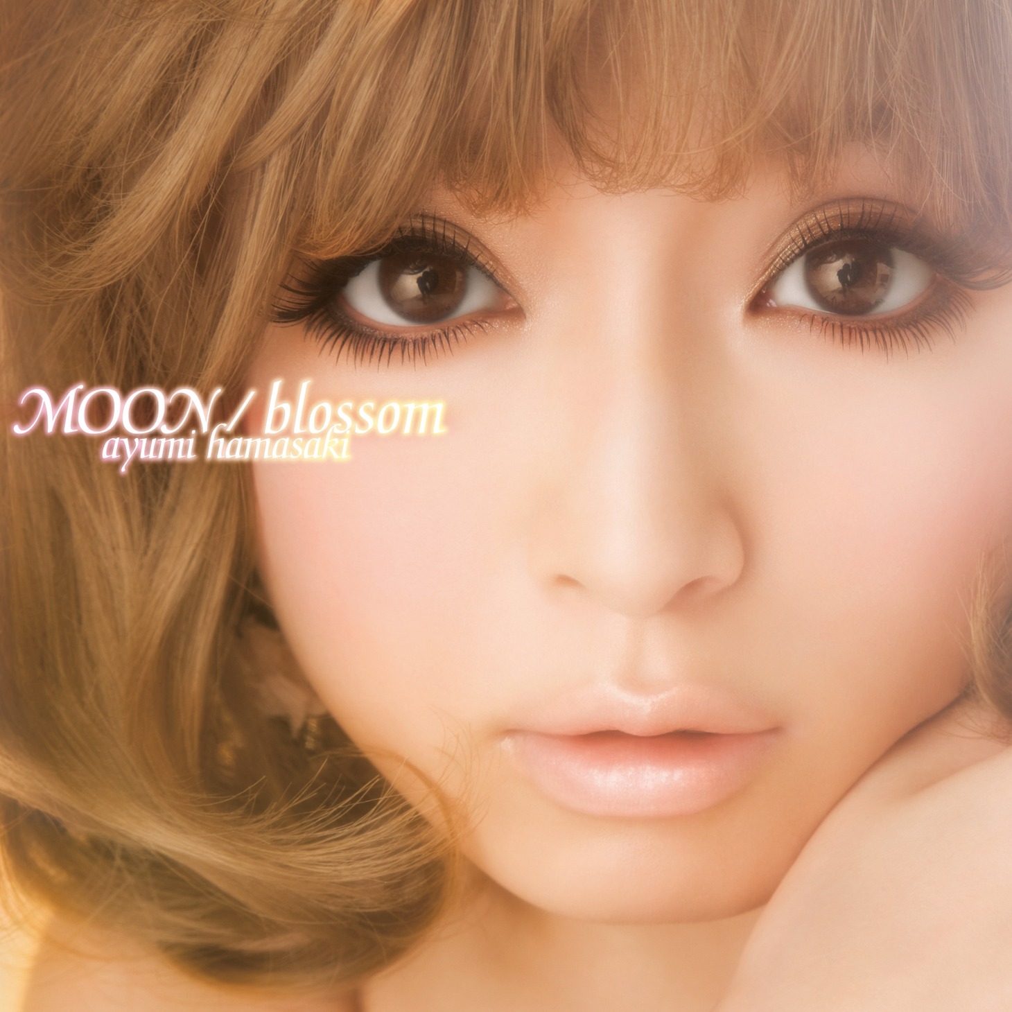 7月14日リリースのニューシングル「MOON / blossom」CD仕様ジャケット写真。