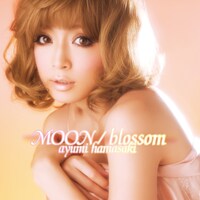 7月14日リリースのニューシングル「MOON / blossom」CD+DVD仕様ジャケット写真。