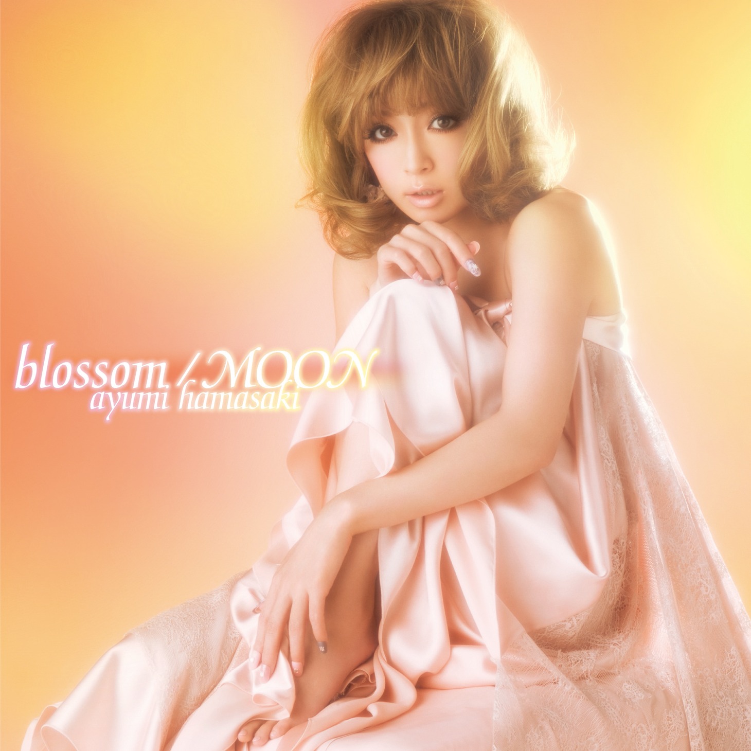 7月14日リリースのニューシングル「blossom / MOON」CD仕様ジャケット写真。