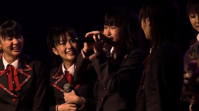 「あなたがいてくれたから」ビデオクリップのワンシーンより。自身の生誕祭でうれし涙を流す前田敦子（写真左から3番目）。