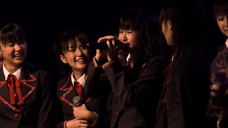 「あなたがいてくれたから」ビデオクリップのワンシーンより。自身の生誕祭でうれし涙を流す前田敦子(写真左から3番目)。