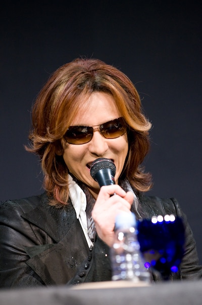 本日7月8日に会見を行った理由を尋ねられたYOSHIKIは「今日はSUGIZOの誕生日だったんで……いや、偶然です（笑）。ちょうどみんな海外から帰ってきて、たまたま全員揃ったからです」と説明した。
