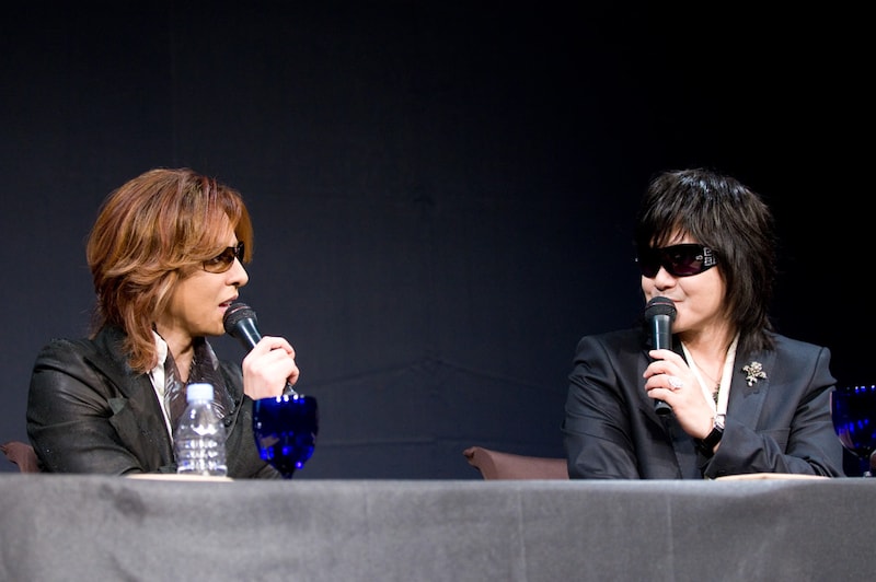 「最初はYOSHIKIの家から始まって……」と結成当時をToshIが語ると、YOSHIKIは「俺がボーカルだったんだよね」と振り返る。ToshIは「声変わりしてなかったんだよね、すごく声高かったし（笑）」とそのころの様子を思い出していた。