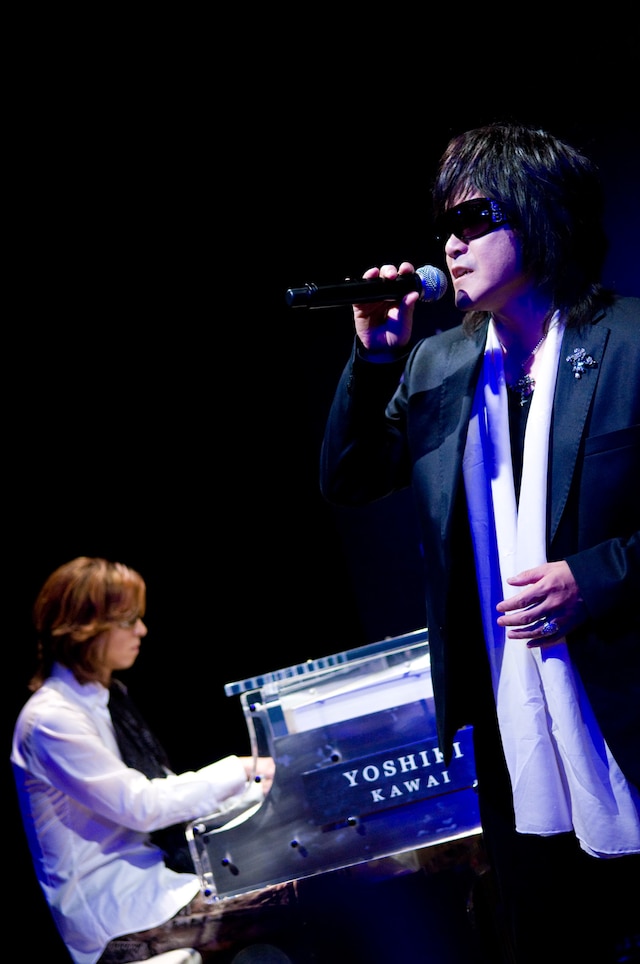 ミニライブでは「Forever Love」を演奏。このライブを含む会見の模様は、Ustreamにて緊急生中継された。