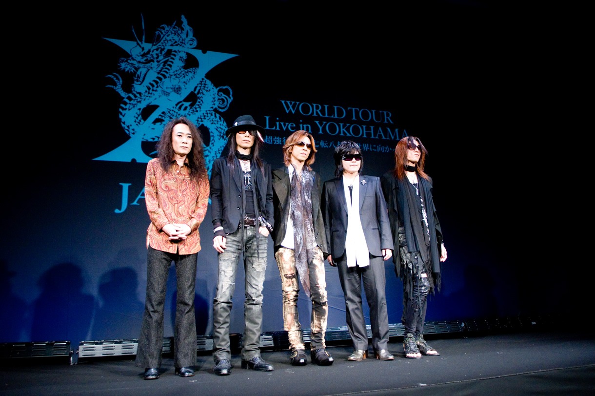 YOSHIKIはひさびさのライブに向けて「またこうやって真剣にできるというのが幸せ。僕たちの再スタートの場所が日産スタジアムになるので、一生懸命がんばります」と力強く語った。