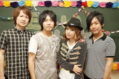 ドラマの撮影現場での記念撮影。仲はド派手なファッションセンスの持ち主での日本語教師・嘉納ハルコを演じる。