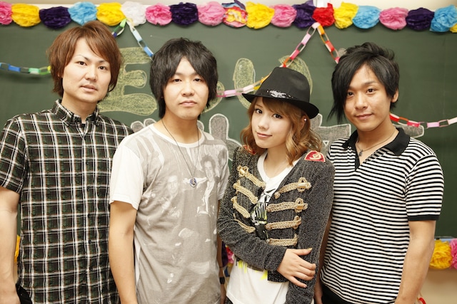 ドラマの撮影現場での記念撮影。仲はド派手なファッションセンスの持ち主での日本語教師・嘉納ハルコを演じる。