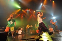 「イカしてる俺は×××」を熱唱する須藤（写真右から2番目）とフィリポ（写真左）。まさかのツインボーカルにオーディエンスがどよめく場面も。