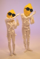 ひいき目にもかわいいとは言えないレモンダンサーの2人。