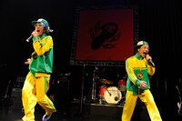 これが初のCMソング起用となったMCヘルスこと宮藤官九郎（写真左）。MCソープこと三宅弘城はナイロン100℃の最新公演「2番目、或いは3番目」に出演中。