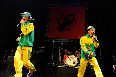 これが初のCMソング起用となったMCヘルスこと宮藤官九郎（写真左）。MCソープこと三宅弘城はナイロン100℃の最新公演「2番目、或いは3番目」に出演中。