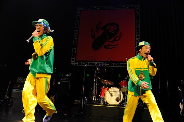 これが初のCMソング起用となったMCヘルスこと宮藤官九郎（写真左）。MCソープこと三宅弘城はナイロン100℃の最新公演「2番目、或いは3番目」に出演中。