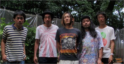 写真は7月3日にHiGEが行った「サンシャイン」青空試聴会の模様。50名のファンが参加し、雑誌「MUSICA」の連載企画「髭の…」の公開取材も行われた。