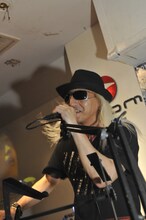 オーディエンスを熱狂させたDJ KOO。