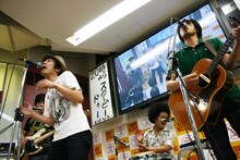 イベント当日、新宿はゲリラ豪雨にみまわれたが、タワーレコード店内にはカラッとした夏を感じさせるSCOOBIE DOの演奏が鳴り響いた。
