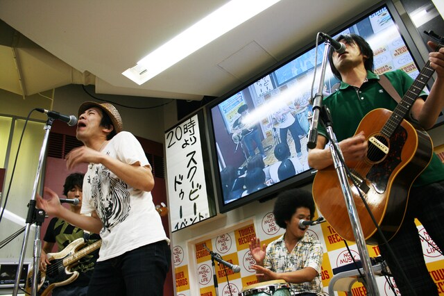 イベント当日、新宿はゲリラ豪雨にみまわれたが、タワーレコード店内にはカラッとした夏を感じさせるSCOOBIE DOの演奏が鳴り響いた。
