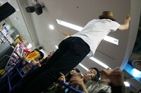 「この間までは東方神起として活動していましたが」「かつてLADY GAGAと呼ばれた男たち」と虚実入り交じったMCでたまたま店内を訪れた人をも釘付けにしたコヤマシュウ。