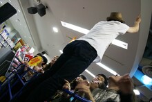 「この間までは東方神起として活動していましたが」「かつてLADY GAGAと呼ばれた男たち」と虚実入り交じったMCでたまたま店内を訪れた人をも釘付けにしたコヤマシュウ。