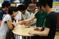 フロア外の階段まで行列が延びるほどの大盛況となったサイン会。