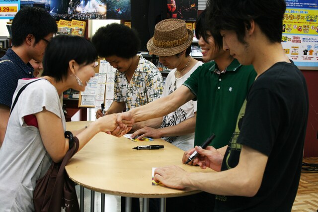 フロア外の階段まで行列が延びるほどの大盛況となったサイン会。