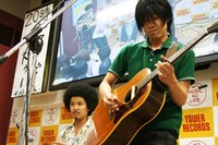 アコースティックギターをかき鳴らすマツキタイジロウと、味わい深い表情でコンガを叩くオカモト"MOBY"タクヤ。